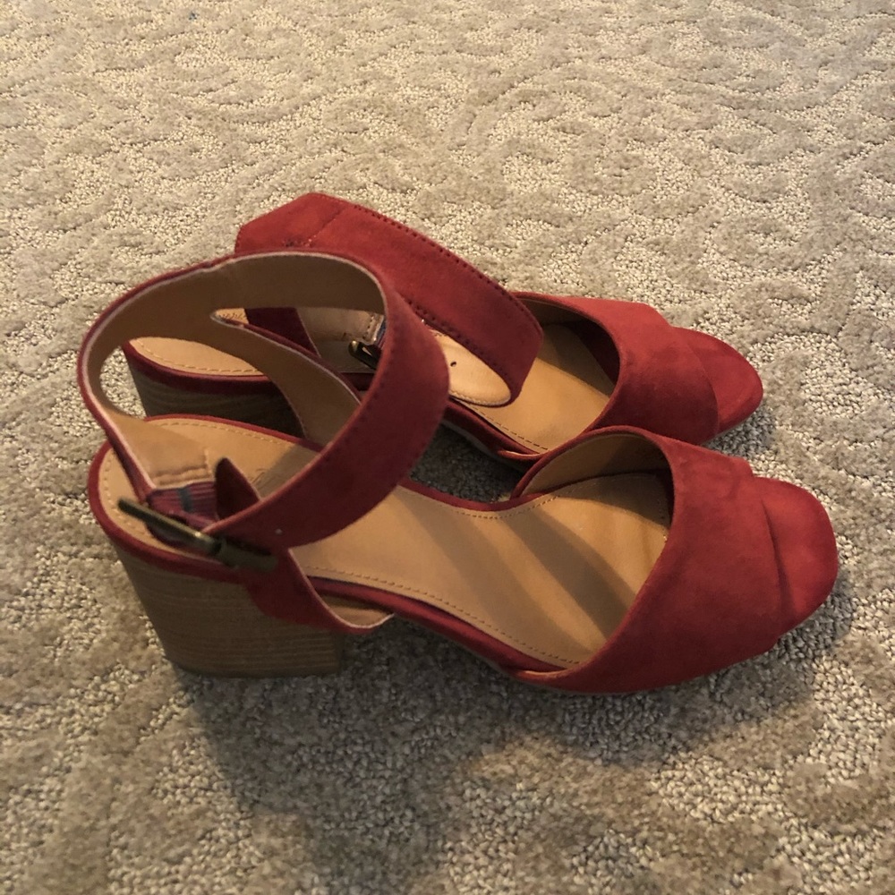 Universal Thread Heels - Picture 2 of 6